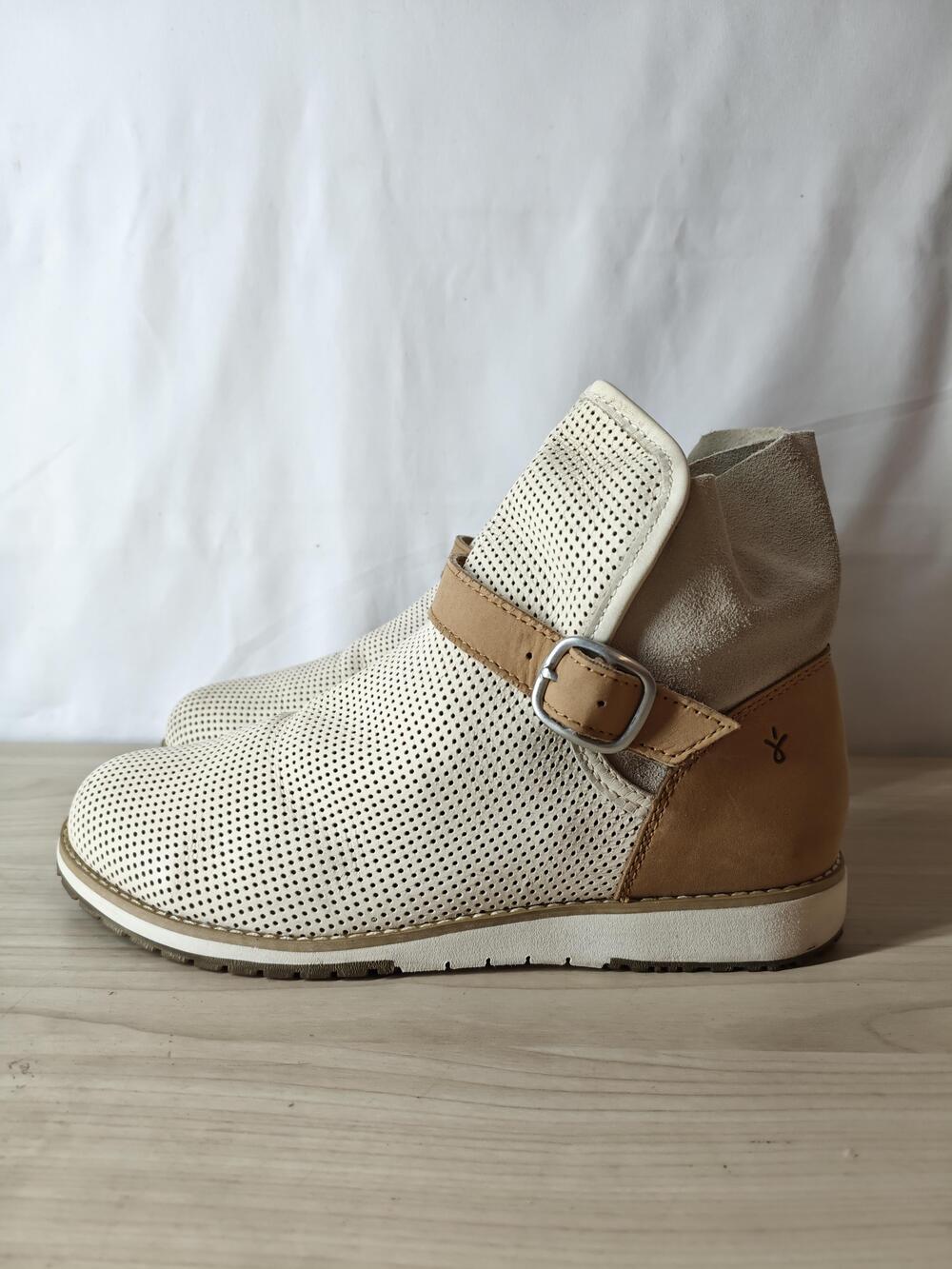 EMU Australia Shoes Womens Size 11 Beige Tan Perforated Leather Ankle Boots